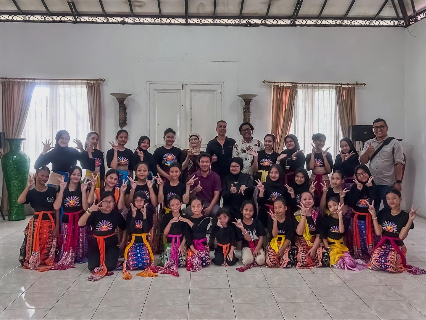 Foto Bersama Sanggar Tari Kembang Kelapa